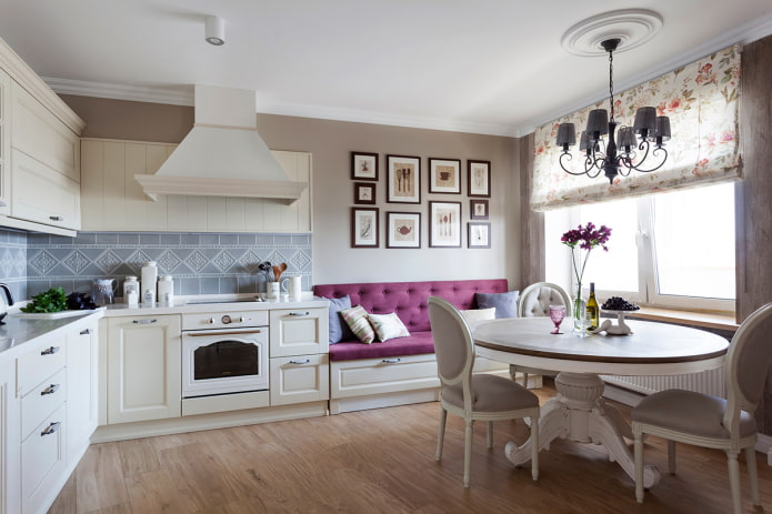 purpurinė sofa virtuvėje