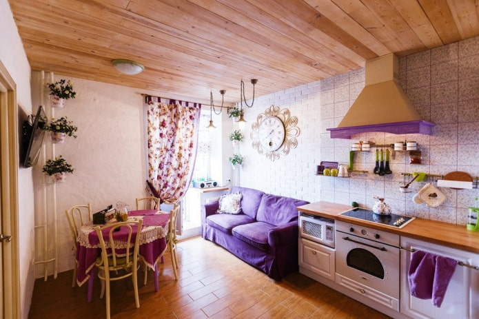 kompakts dīvāns purpursarkanos toņos virtuvē