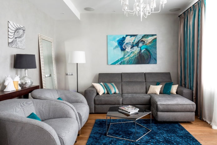 dīvāna modelis ar pelēkas krāsas ottomanu interjerā