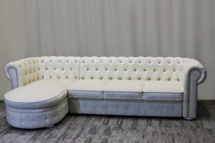 modelo de sofá con una otomana en el interior