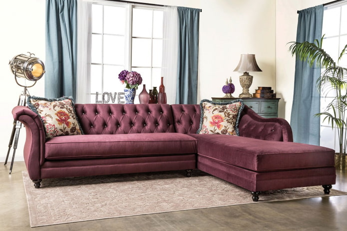 dīvāna modelis ar ottomanu interjerā