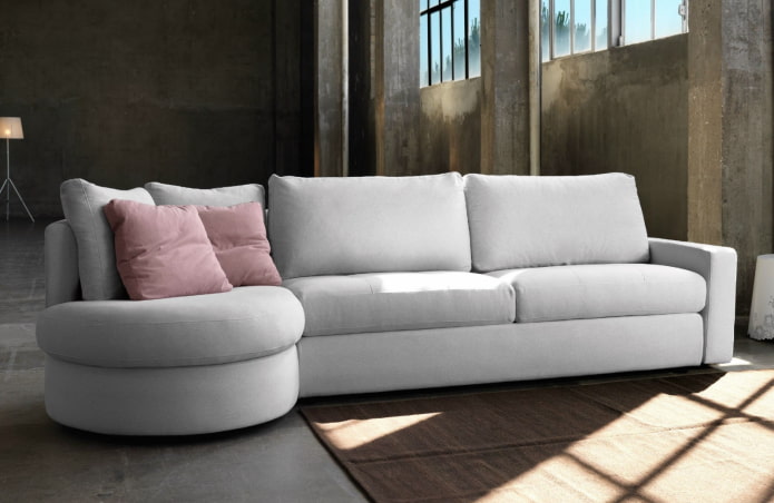 sofamodell med en osmann i hvitt i interiøret