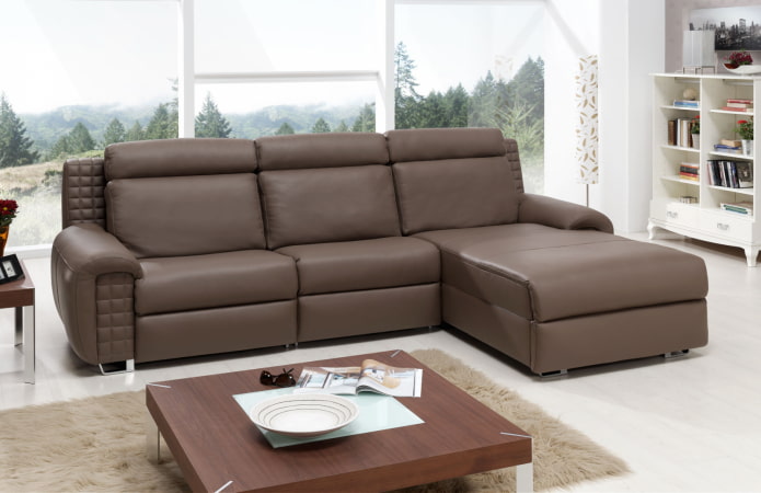 modelo de sofá con una otomana marrón en el interior
