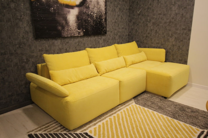 modelo de sofá com um otomano no interior