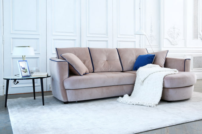modelo de sofá con una otomana en el interior