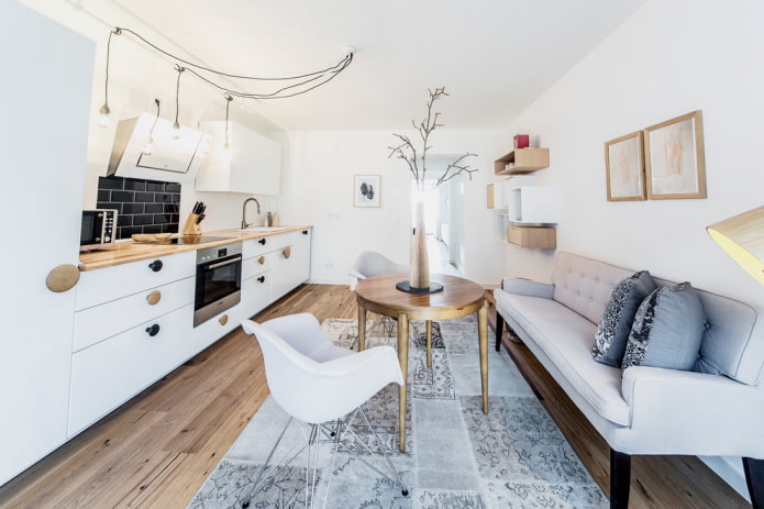 soffa i kökinredningen i skandinavisk stil