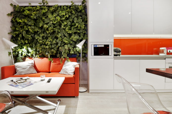 oranžs dīvāns virtuves interjerā