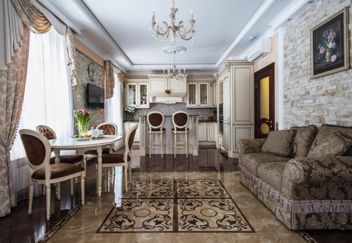 sofa virtuvės interjere klasikiniu stiliumi