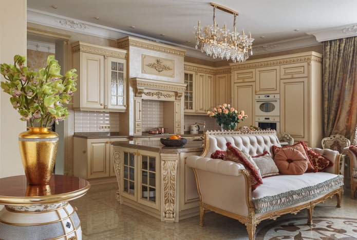 sofa i det indre af køkkenet i klassisk stil