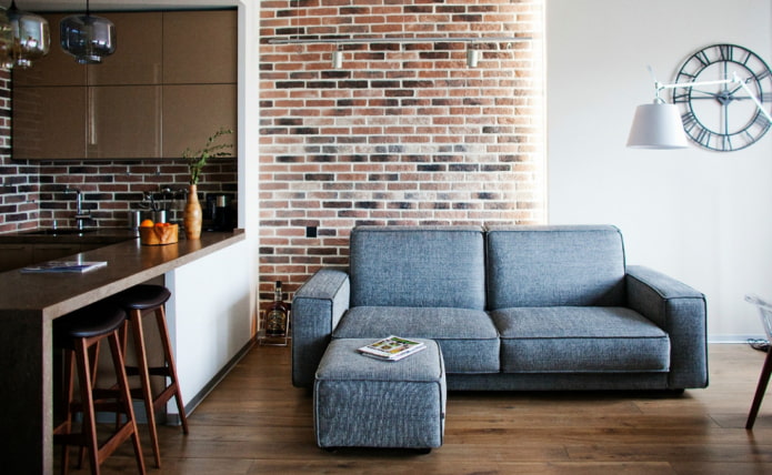 sofa virtuvės interjere palėpės stiliaus