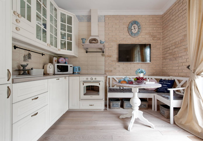 sofa virtuvės interjere pagal provencijos stilių