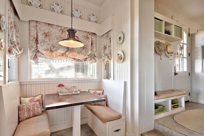 dīvāns virtuves interjerā provence stilā