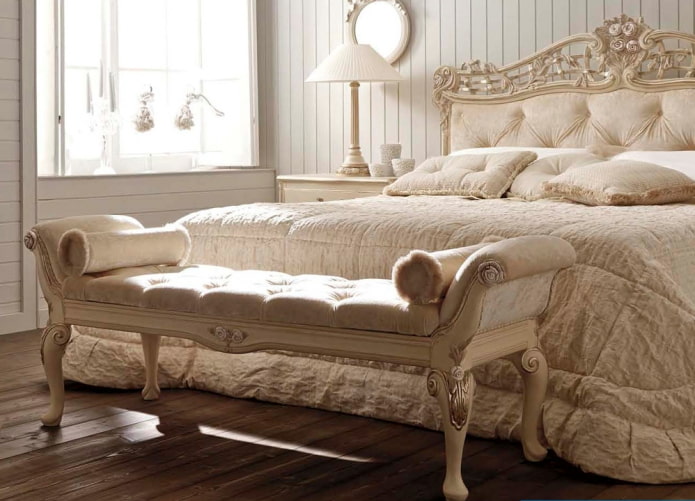 ottoman pie gultas interjerā