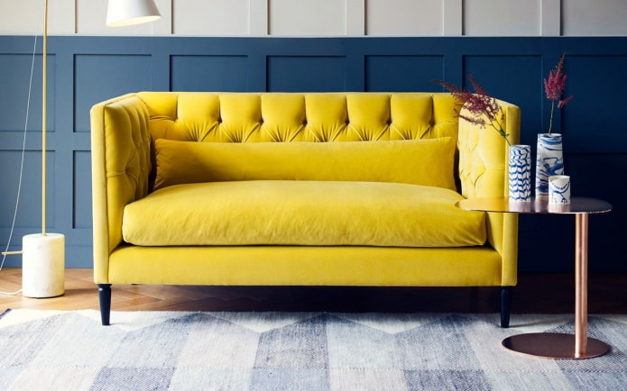 жълт диван в интериора