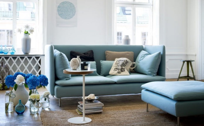 blå sofa i det indre