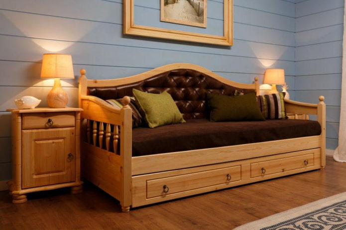 диван с дървени подлакътници в интериора