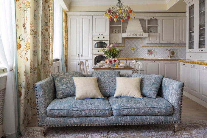 dīvāns salonā Provence stilā