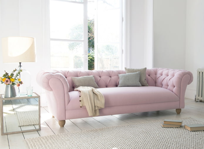 sofá rosa en el interior