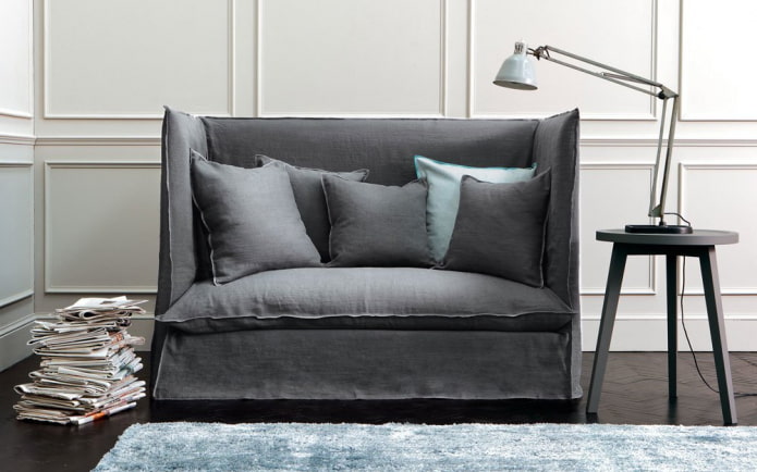 sofa interjere modernaus stiliaus