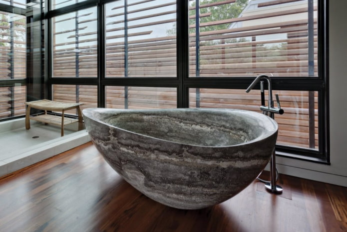 vasca da bagno in pietra decorativa all'interno