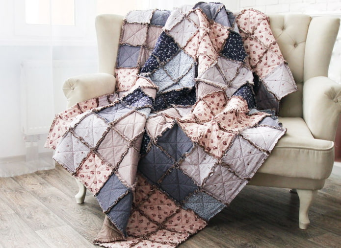 patchwork stílusú ágytakaró a belső kanapéhoz
