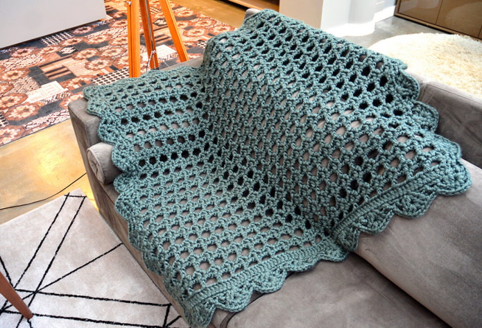 strikket sengeteppe til sofa i interiøret
