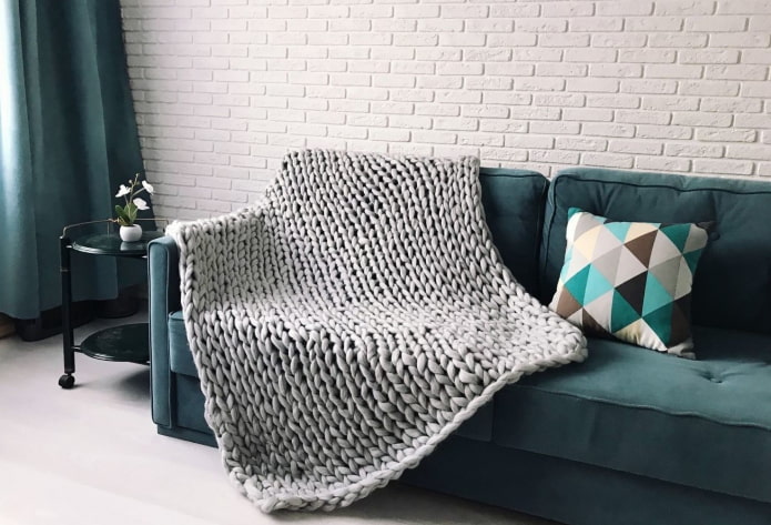 strikket sengetæppe til sofa i det indre