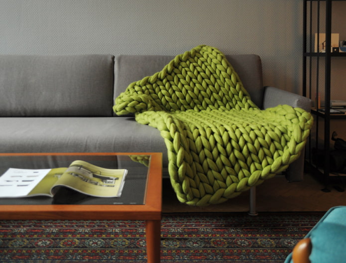 colcha verde claro para sofá en el interior