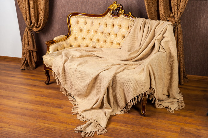 klasiskā stila dīvāna pārvalks