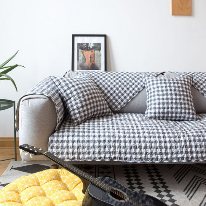 capa quadriculada para um sofá no interior