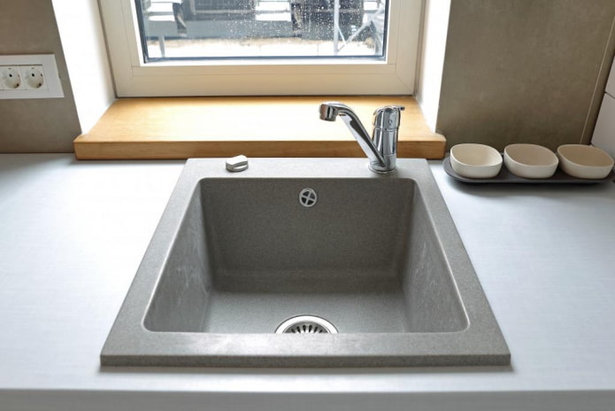 sivi sudoper od umjetnog kamena u unutrašnjosti