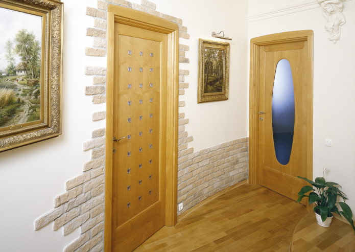 azulejos de gesso ao redor da porta no interior