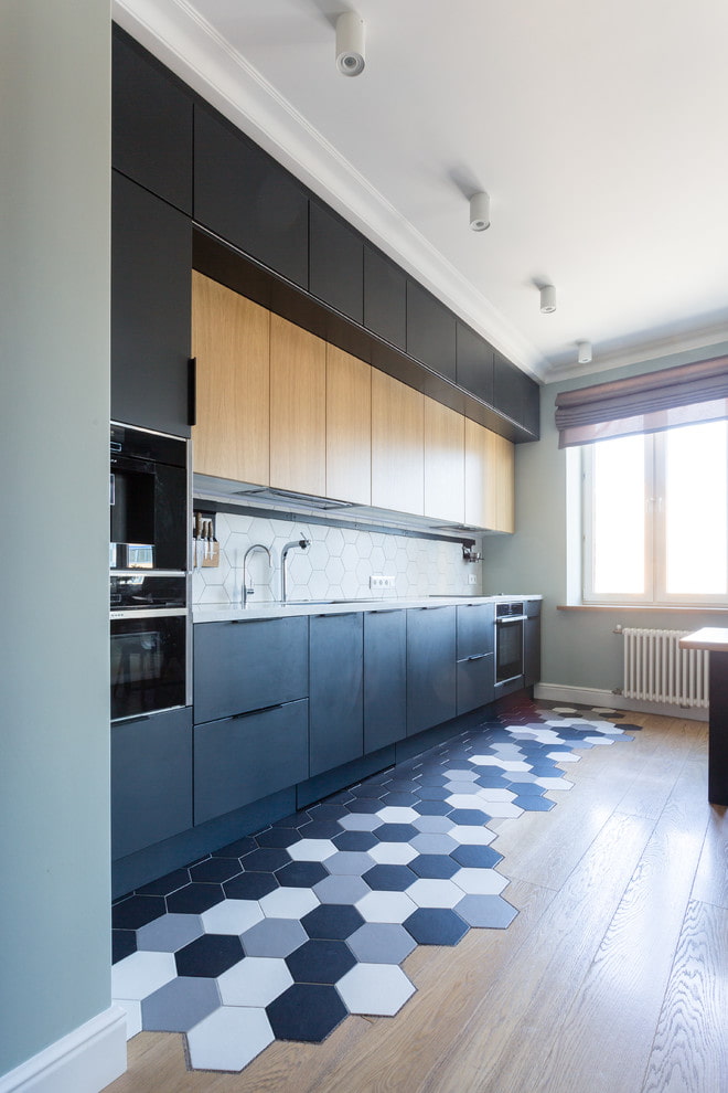 Una combinación de laminado y azulejo en el interior de la cocina.