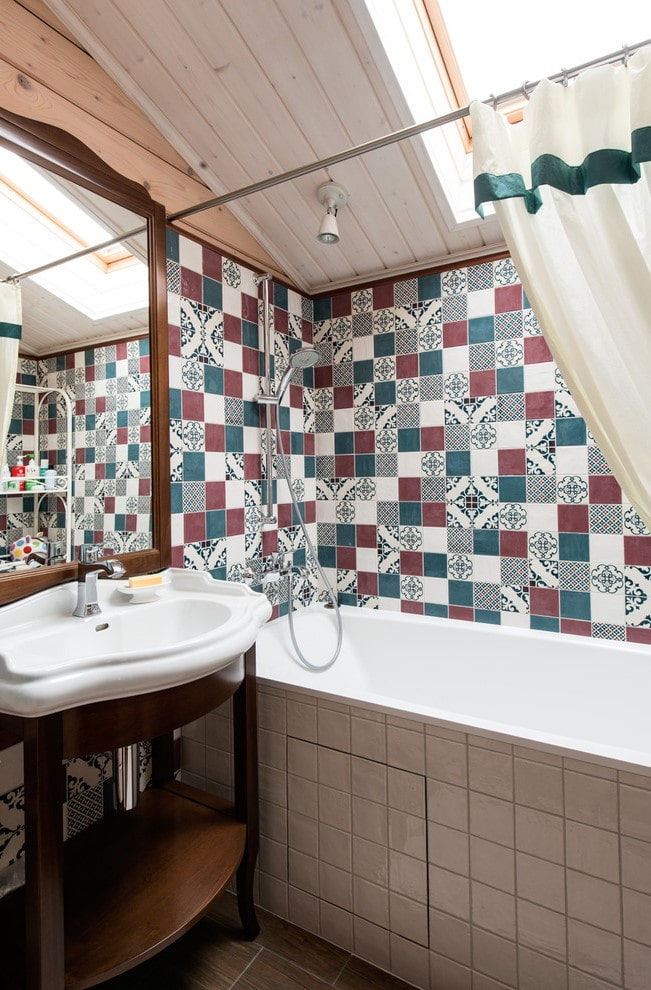 cuadrados de azulejos en el baño