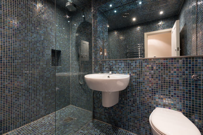 modré dlaždice v interiéri kúpeľne