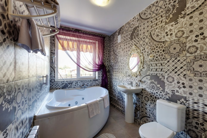vzorované dlaždice v interiéri kúpeľne
