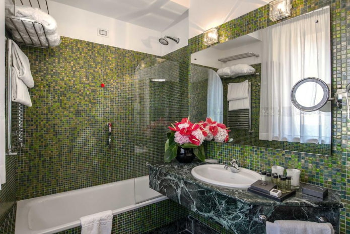 zelené dlaždice v interiéri kúpeľne