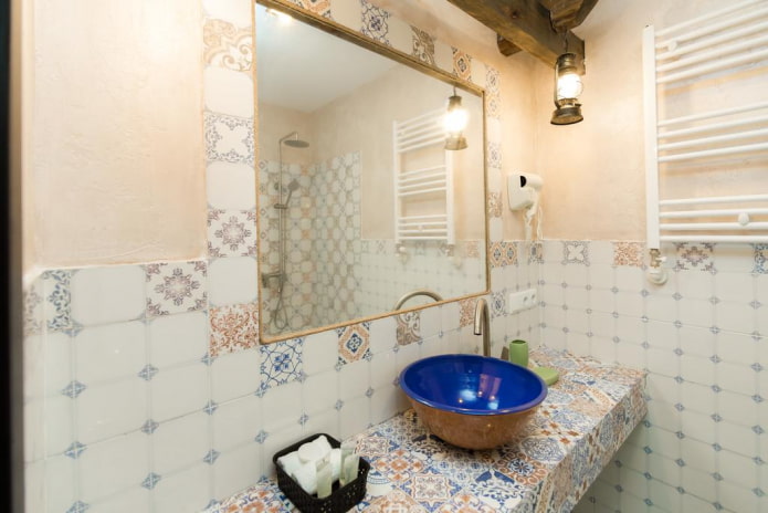 azulejos estampados en el interior del baño
