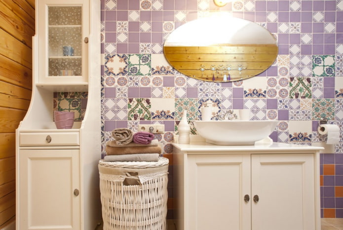 plattor i det inre av badrummet i stil med provence