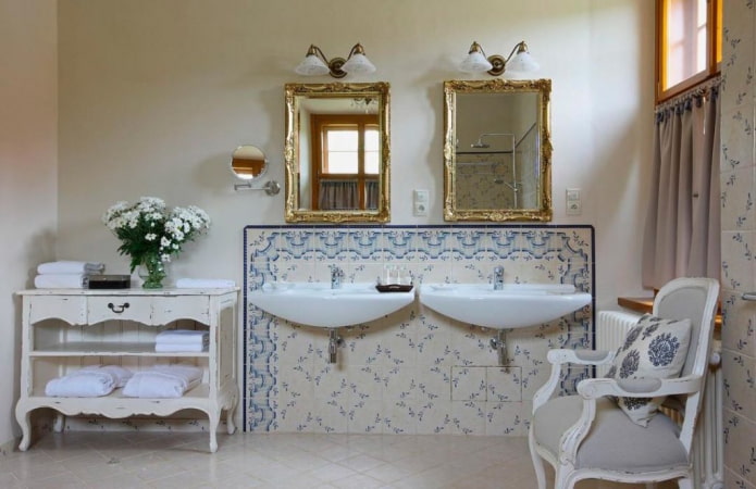 azulejos no interior do banheiro no estilo de shabby chic