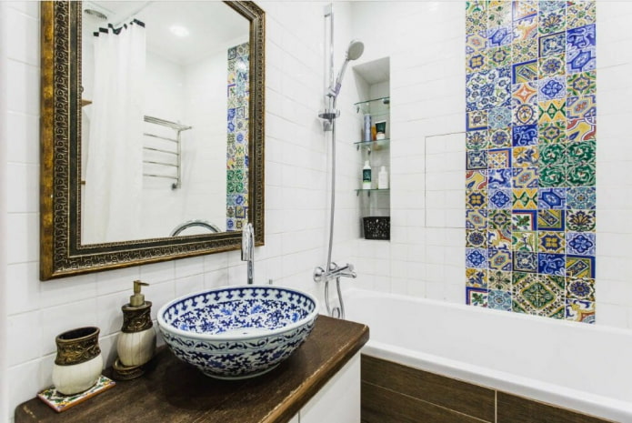 azulejo en el interior del baño en estilo oriental