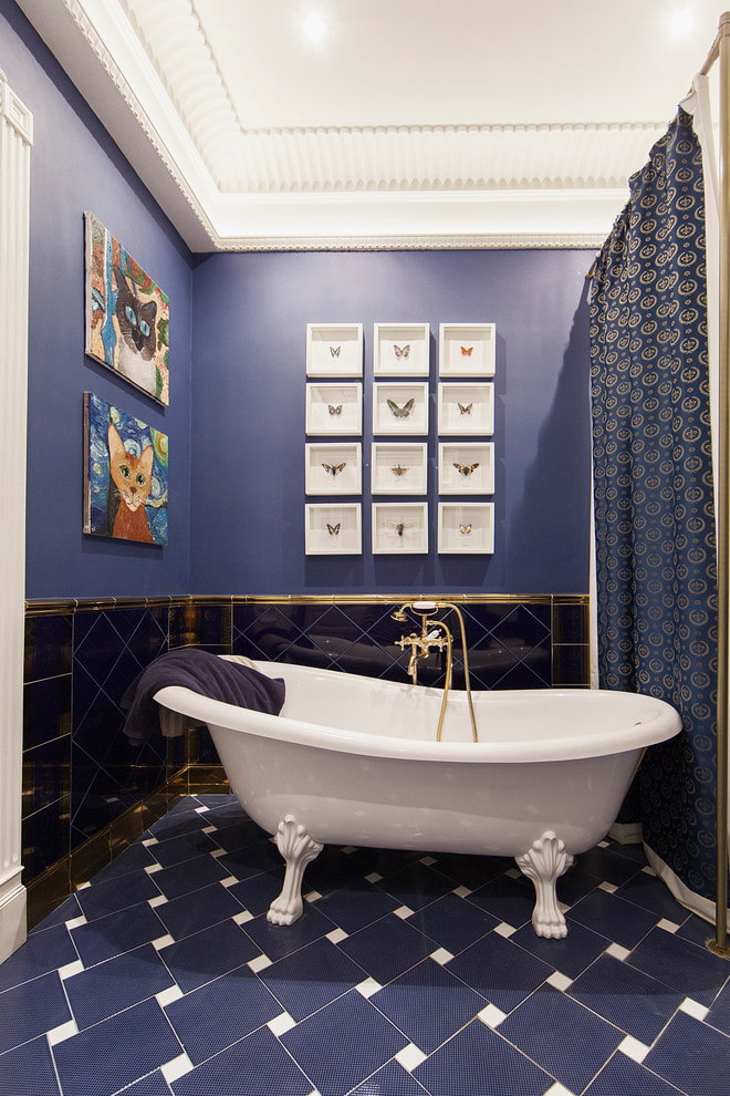 azulejos com decoração no interior do banheiro