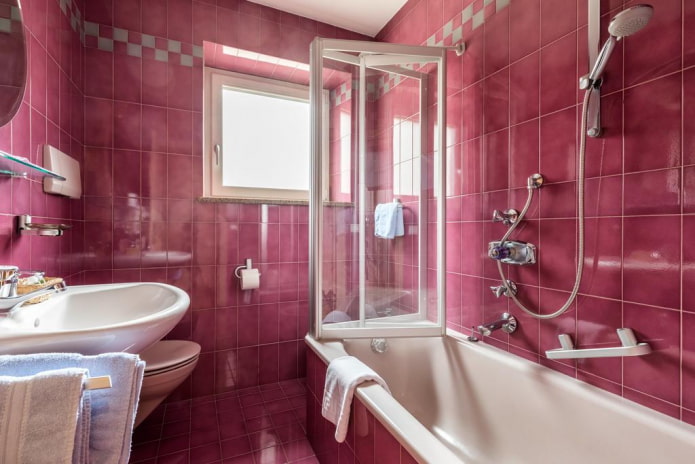 rózsaszín csempe a fürdőszobában