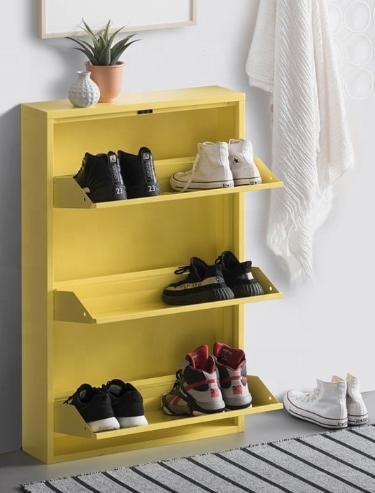 geltonos batų lentynos prieškambario interjere