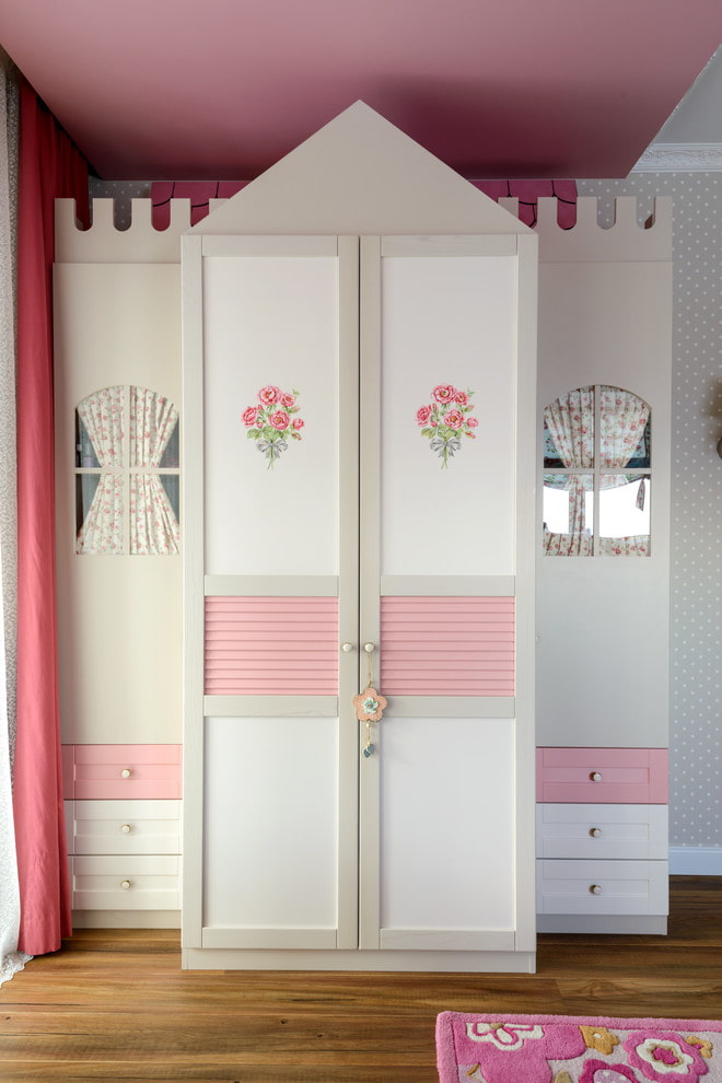wardrobe in the form of a house in the interior of the nursery