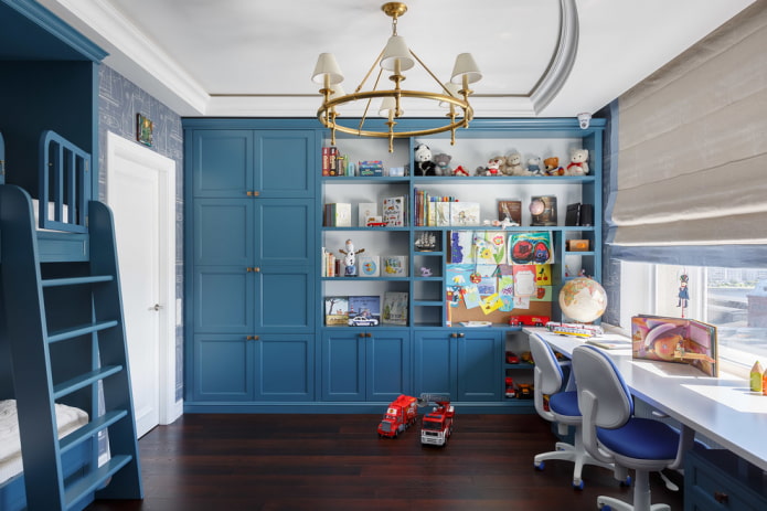 niebieska szafa we wnętrzu pokoju dziecinnego