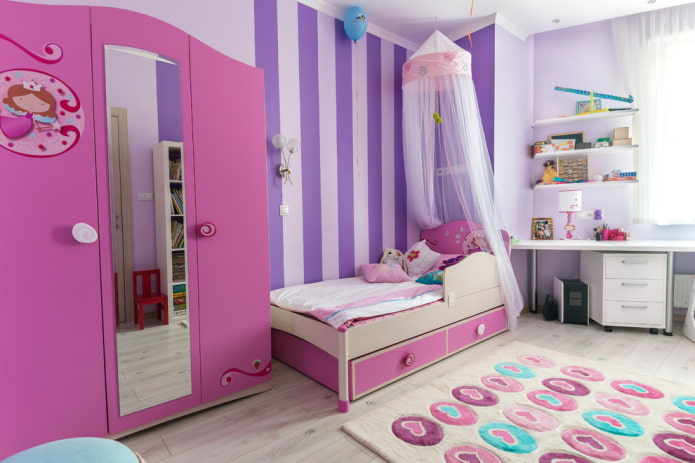 różowa szafa we wnętrzu pokoju dziecinnego