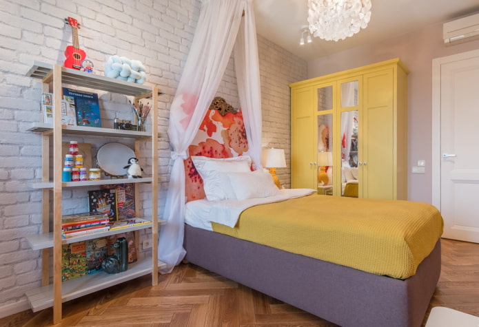 жута гардероба у унутрашњости дечијег кревета