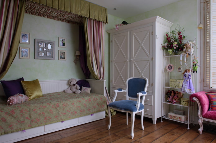 ormar u unutrašnjosti dječje sobe u stilu provence
