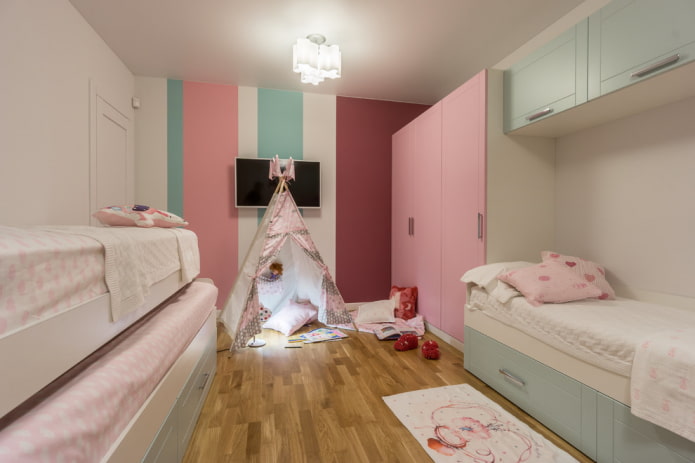 гардероба у унутрашњости дечијег кревета за девојчице